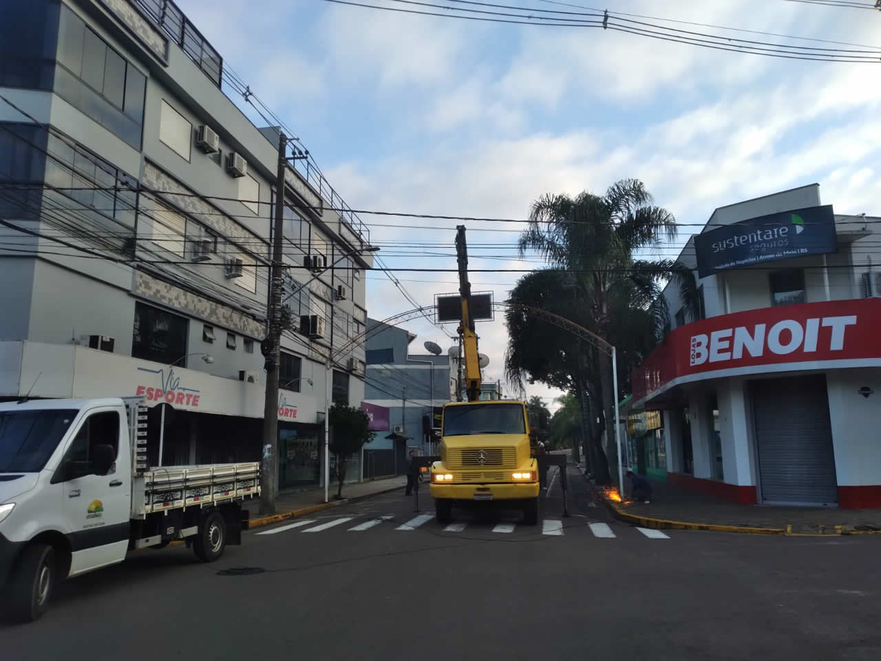 Município remove arcos publicitários do Centro e bairro Bela Vista