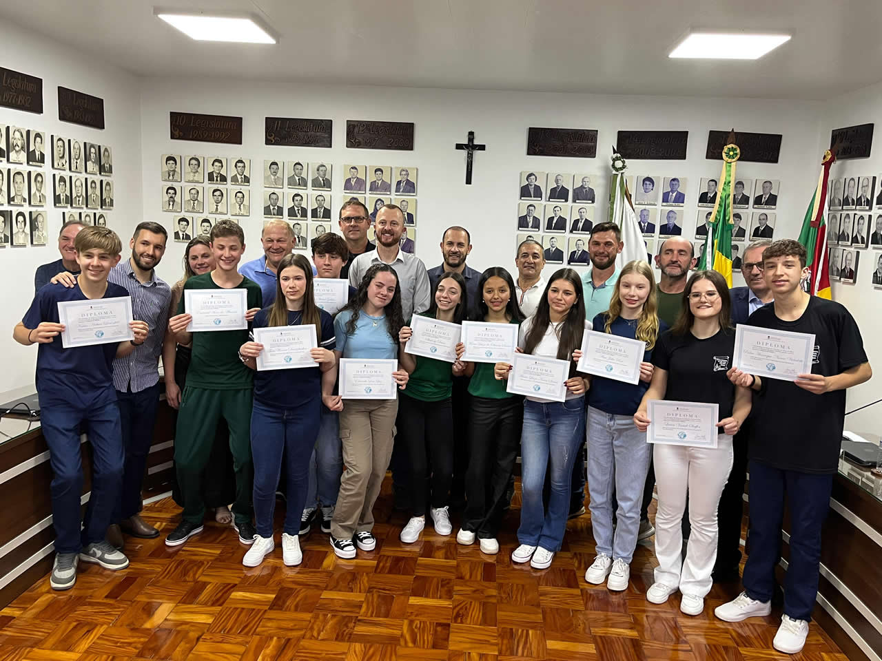 Sessão da Câmara de Arroio do Meio tem posse de suplente, aprovação de projetos e instalação do Parlamento Jovem