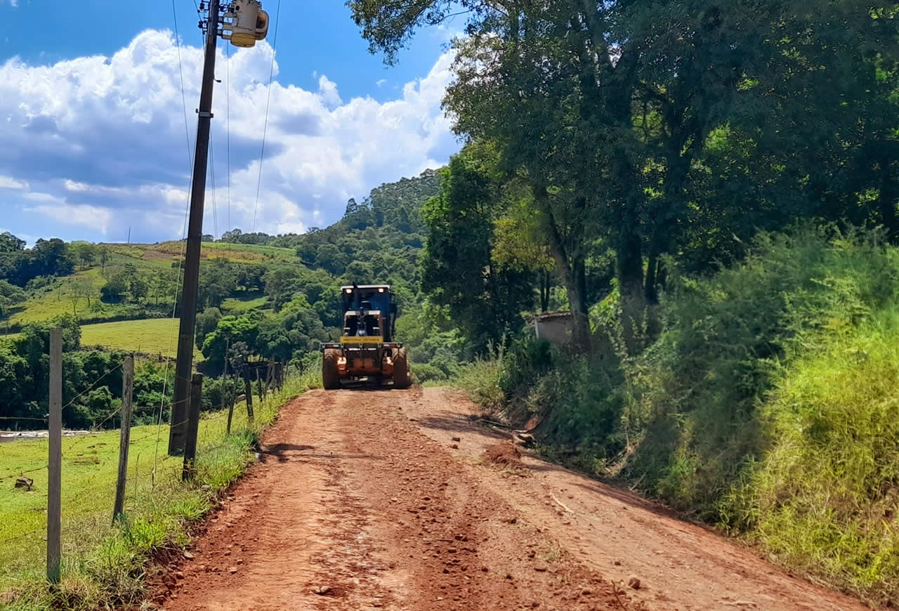 Secretaria de Obras trabalha na recuperação das estradas do município