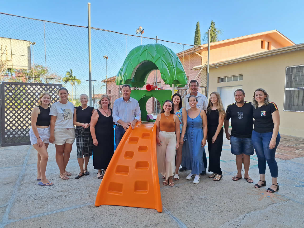 Grupo de Danças Helmuth Kuhn doa brinquedos para as escolas Construindo o Saber e Atalaia