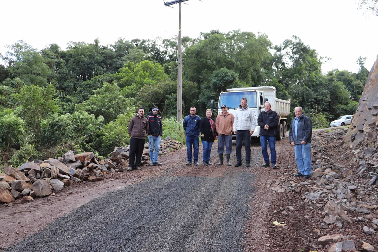 Secretaria realiza alargamento de estrada em Linha 32