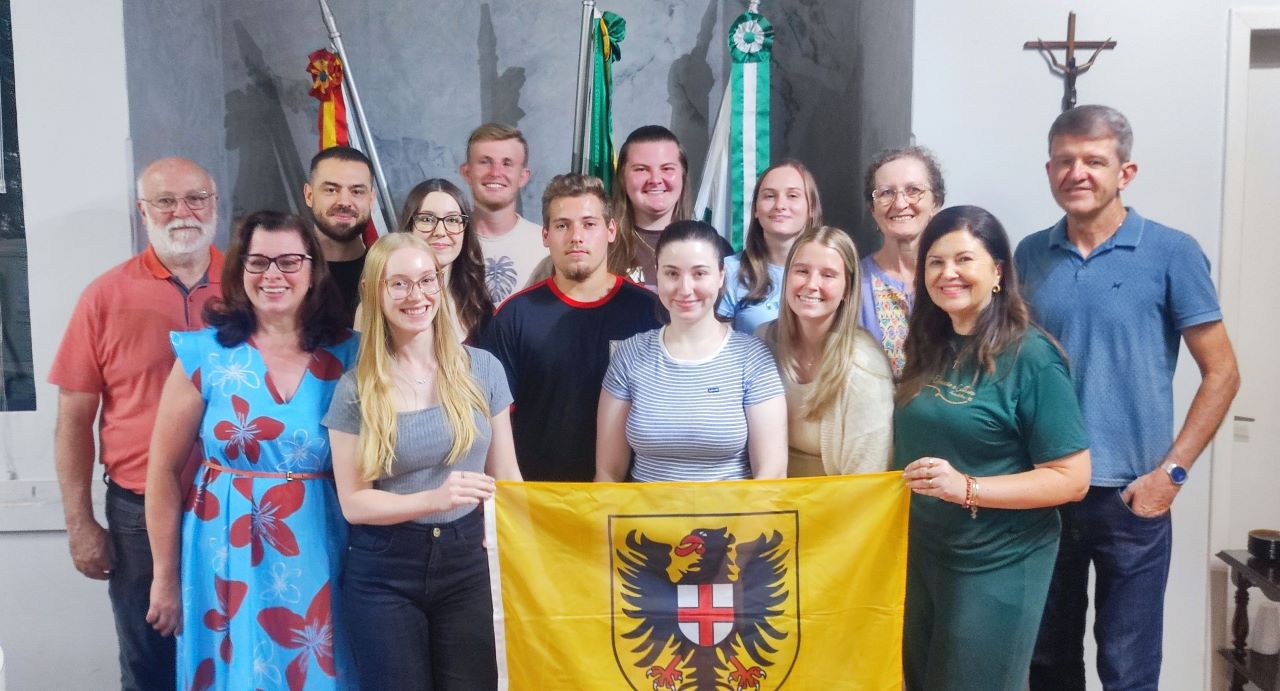 Jovens selecionados para intercâmbio com cidade-irmã assinam termo de compromisso