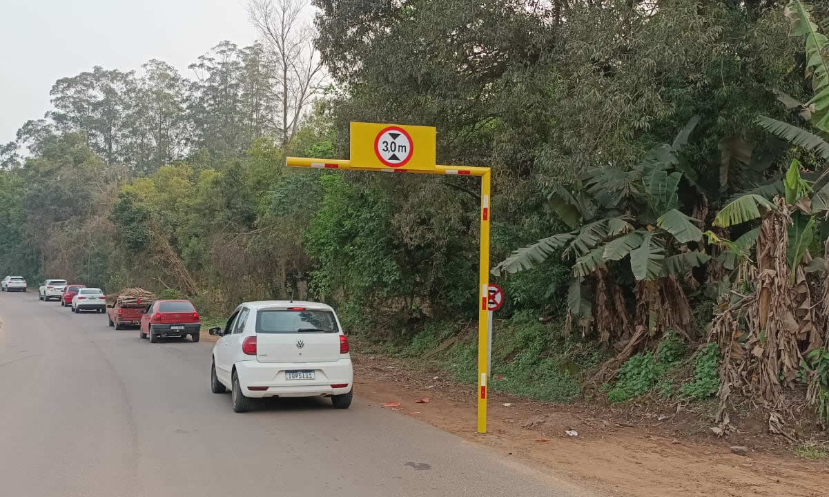 Estrutura é instalada para alertar sobre a altura permitida na Ponte de Ferro