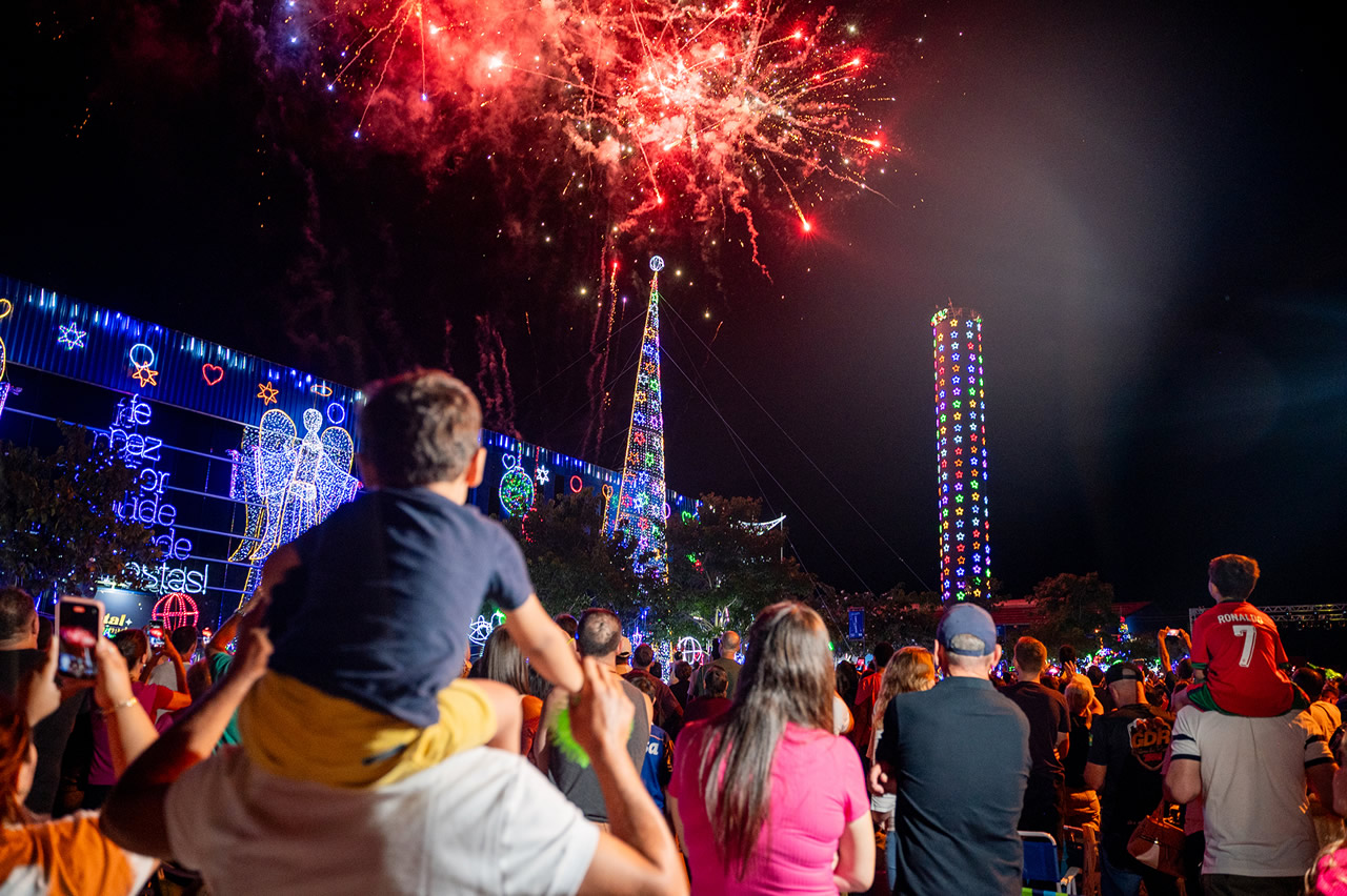 Acendimento das luzes e queima de fogos de artifício marcam início do Natal Iluminado da Girando Sol