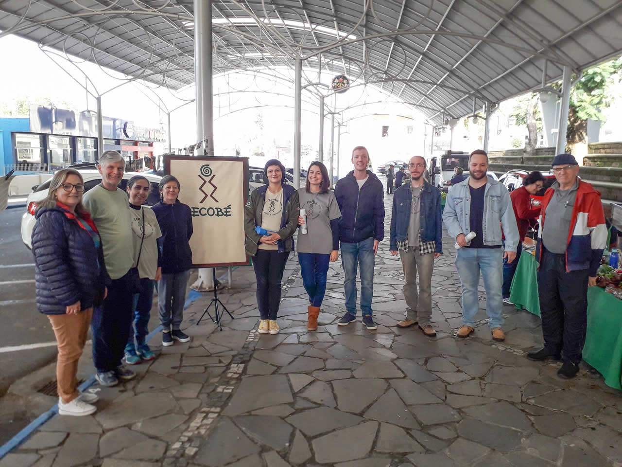 Pinturas conscientizam a população sobre o descarte incorreto do lixo
