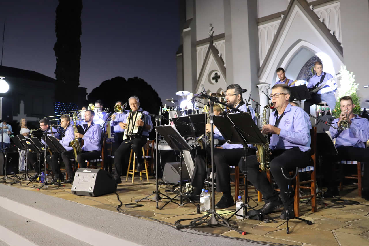 Concerto de Natal ocorre nesta quarta-feira em frente à Igreja Matriz