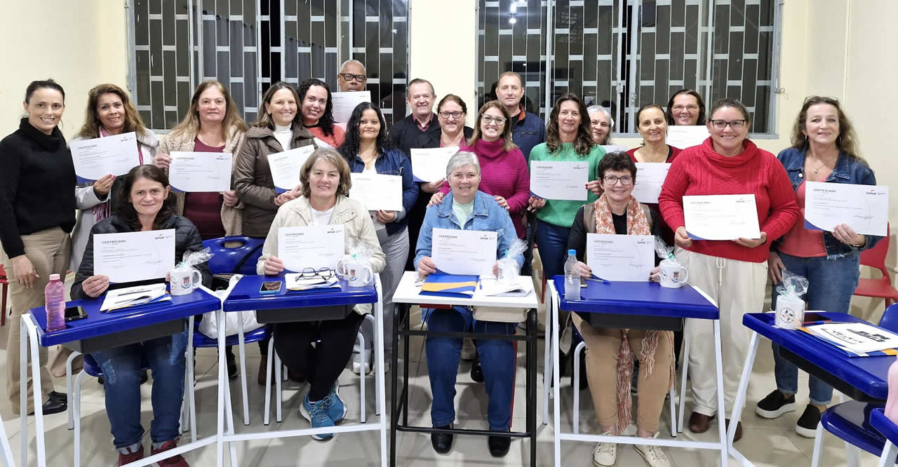 Curso cuidador de idosos encerra com entrega de certificados