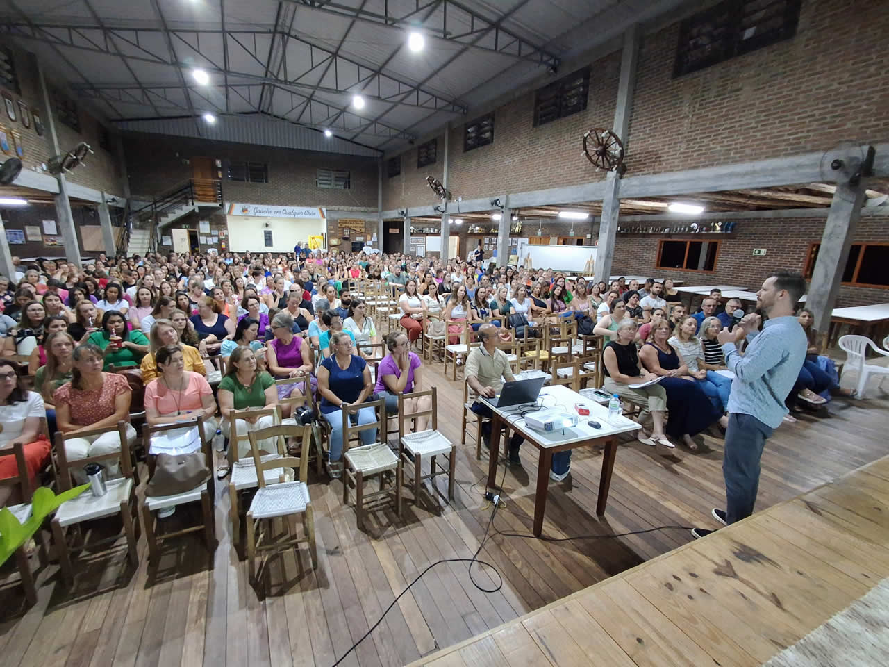 Cerca de 3 mil alunos retornam às salas de aula na segunda-feira