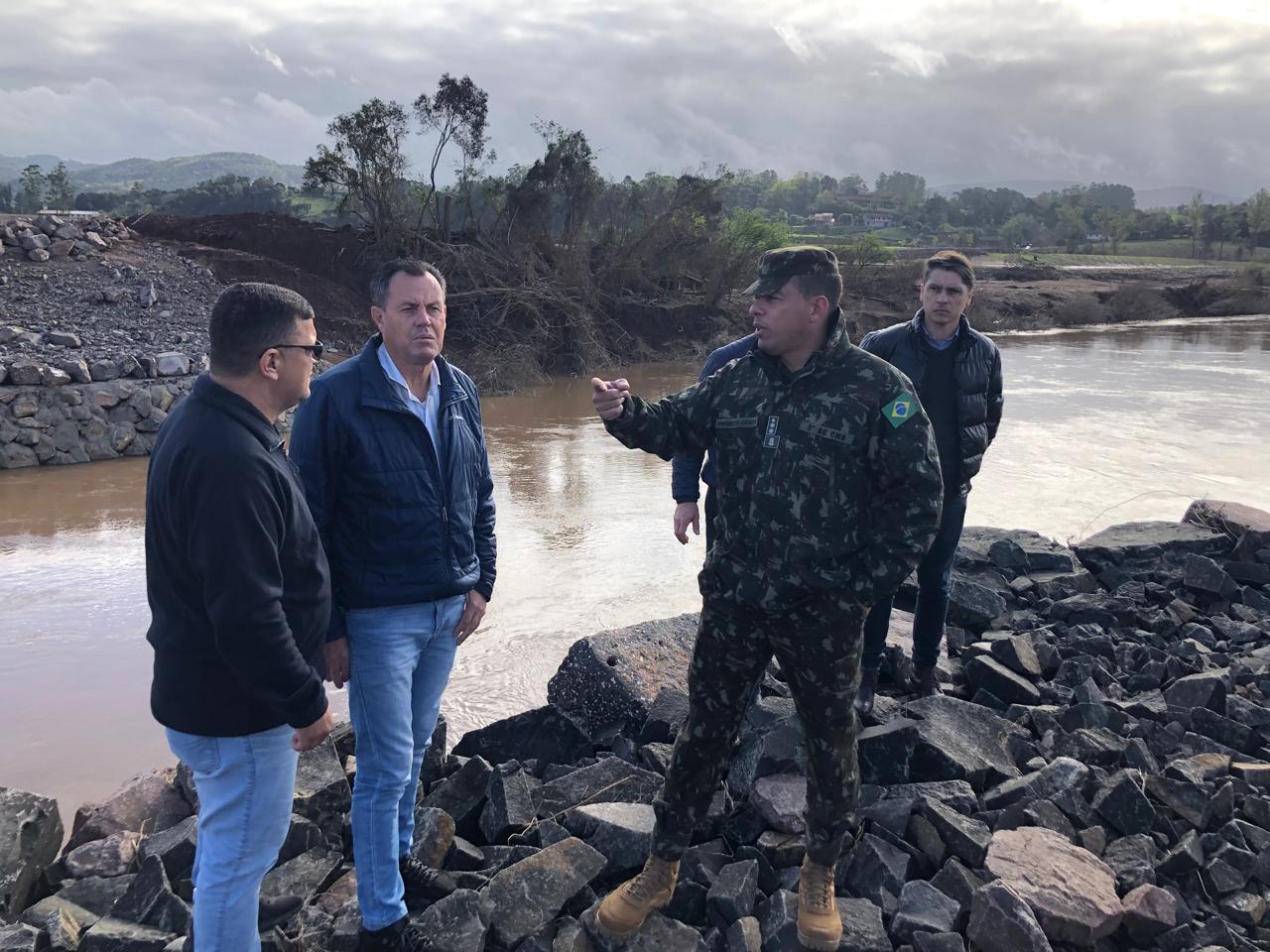 Prefeitos de Arroio do Meio e Lajeado alinham detalhes para instalação da ponte do exército