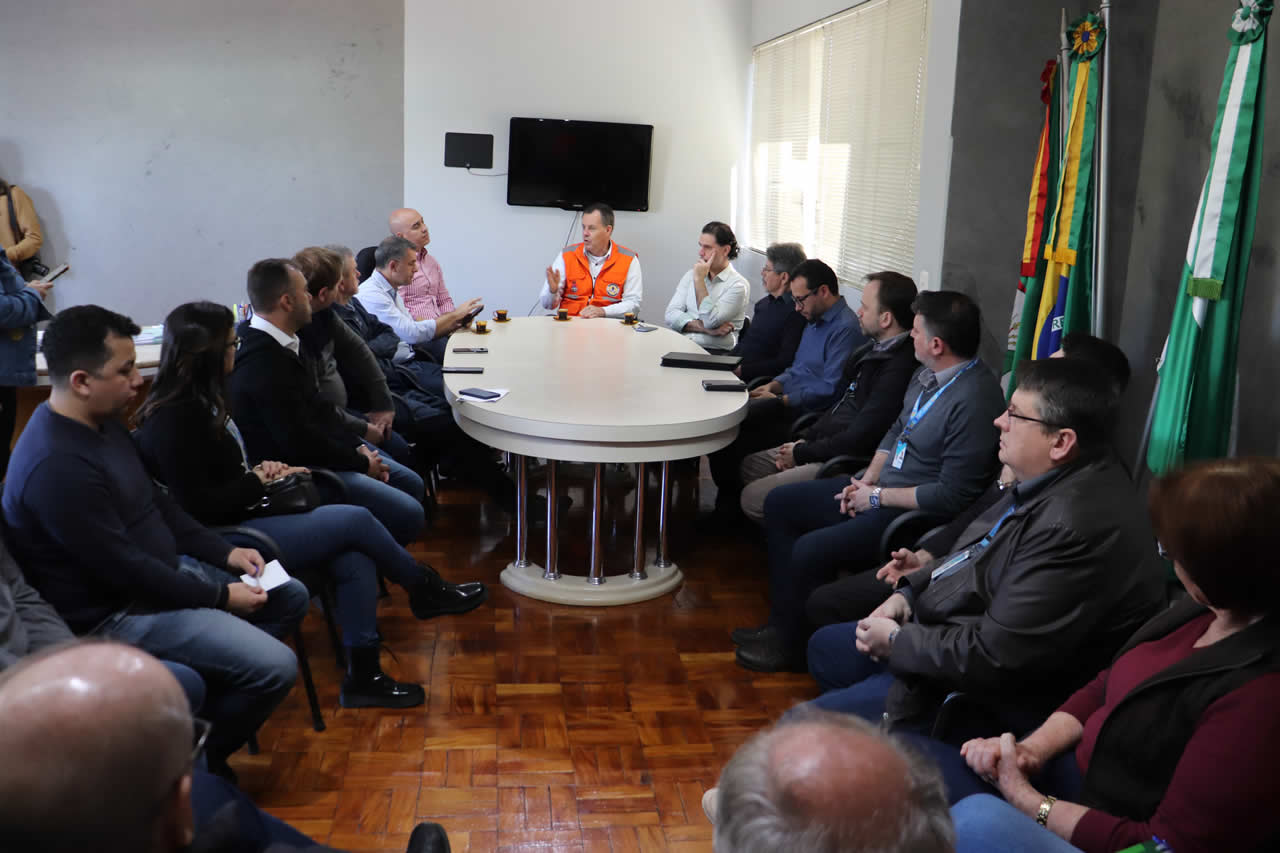 Prefeito garante apoio Federal e Estadual para a construção de novas casas para os desabrigados