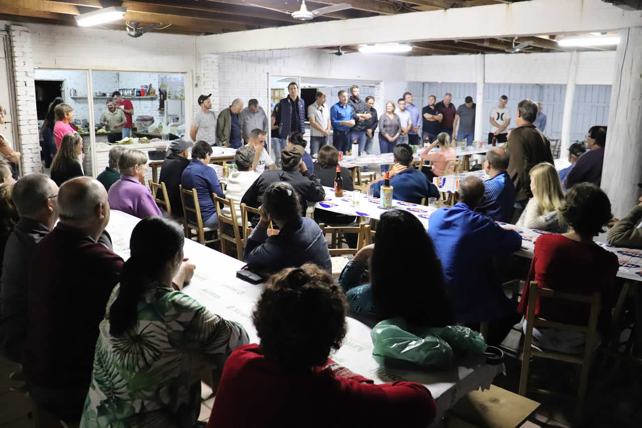 Moradores de Picada Café comemoram conclusão da obra do salão comunitário