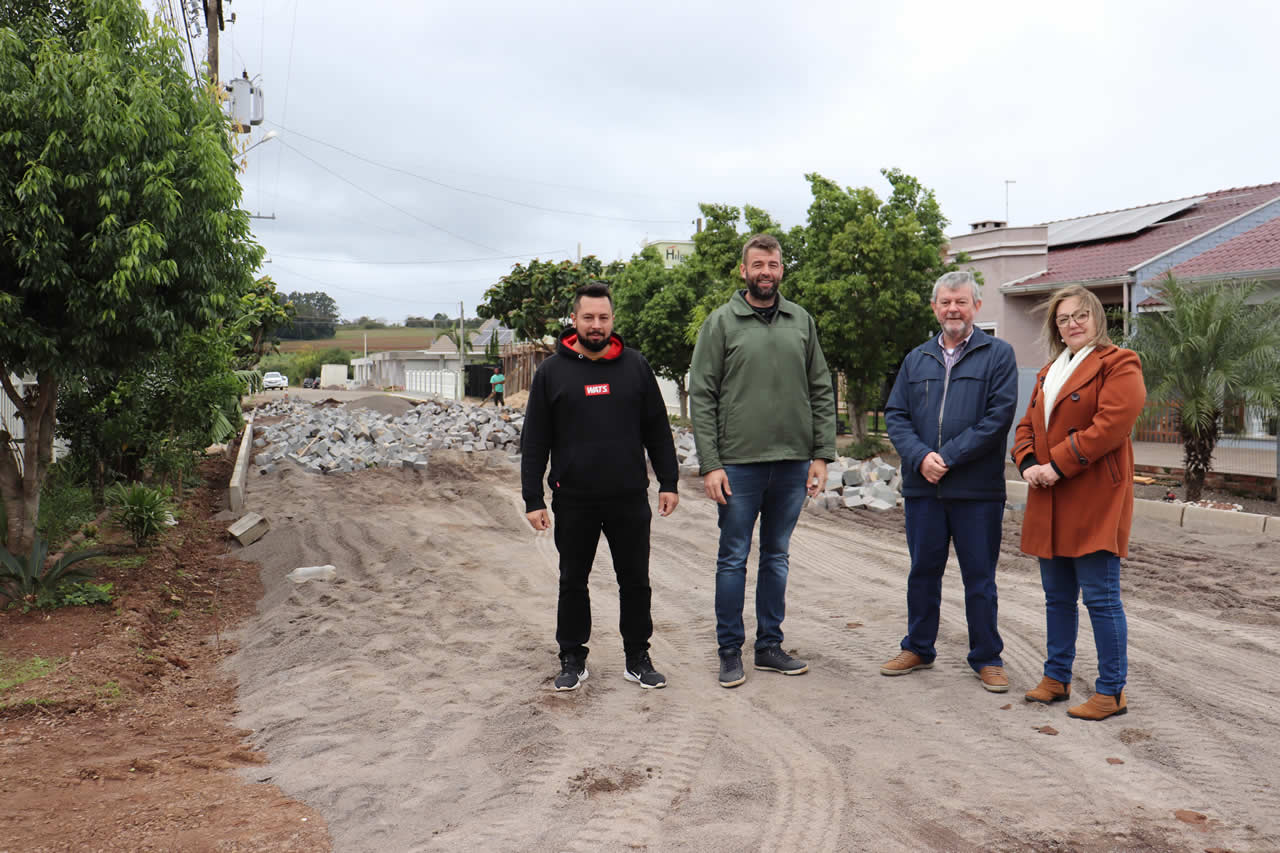 Modelo de pavimentação associativa conclui mais quatro ruas