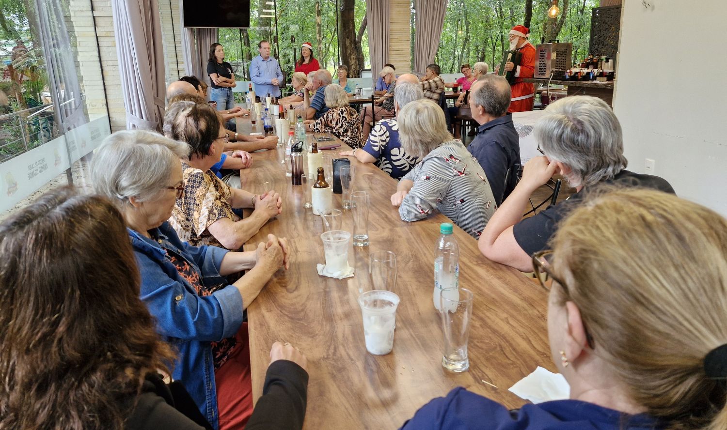 Visita do Papai Noel Gaiteiro leva clima natalino aos grupos de terceira idade