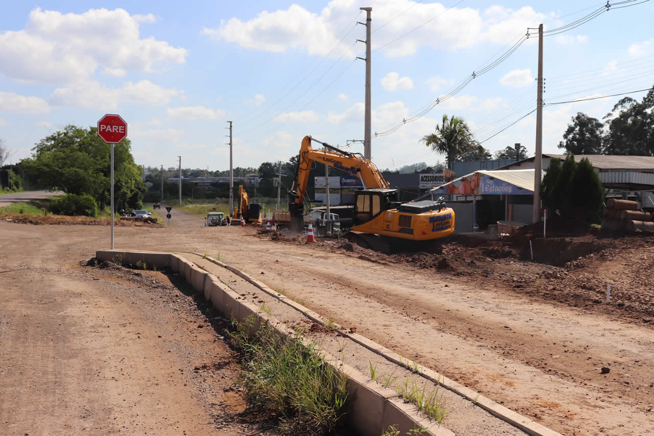 Etapa de preparação para pavimentação asfáltica tem início na Rua Juscelino Kubitschek
