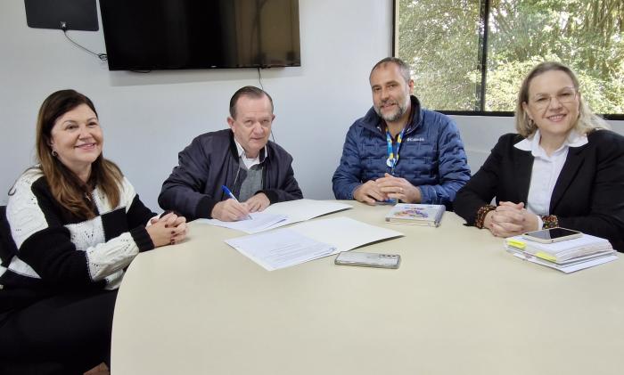 Convênio garante ensino gratuito de alemão a 16 estudantes da rede municipal