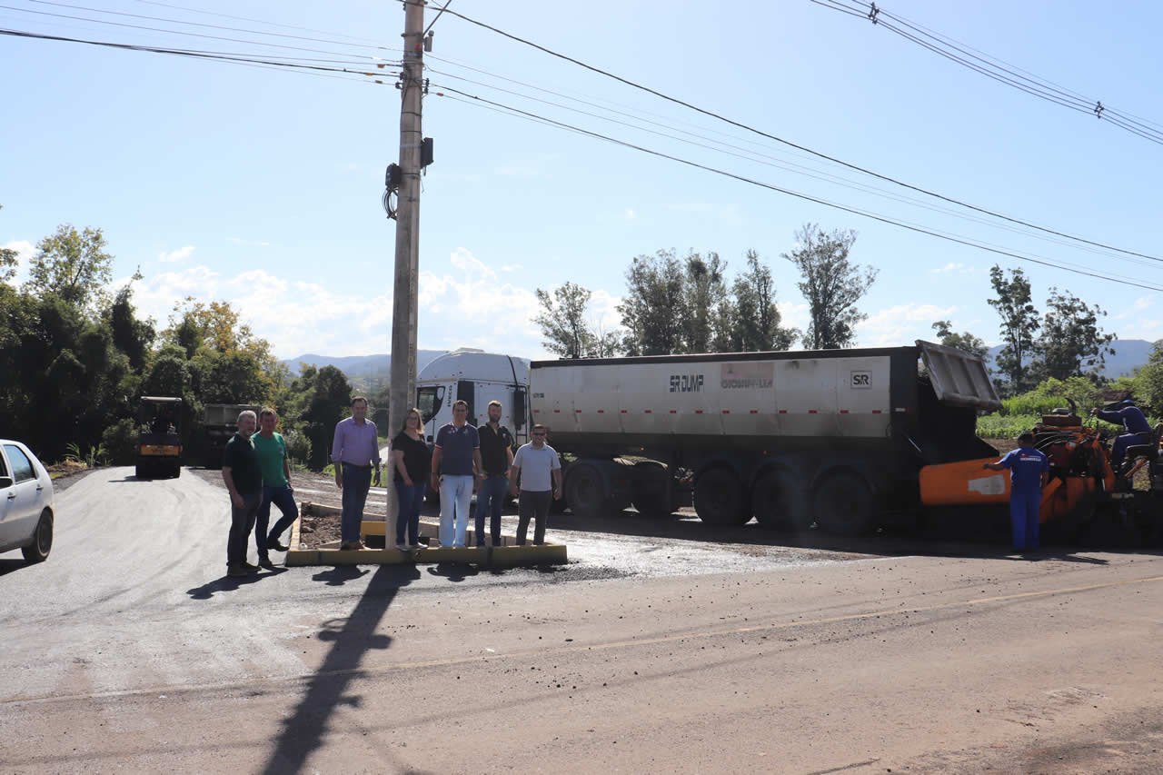 Pavimentação asfáltica na Juscelino Kubitschek será concluída nos próximos dias