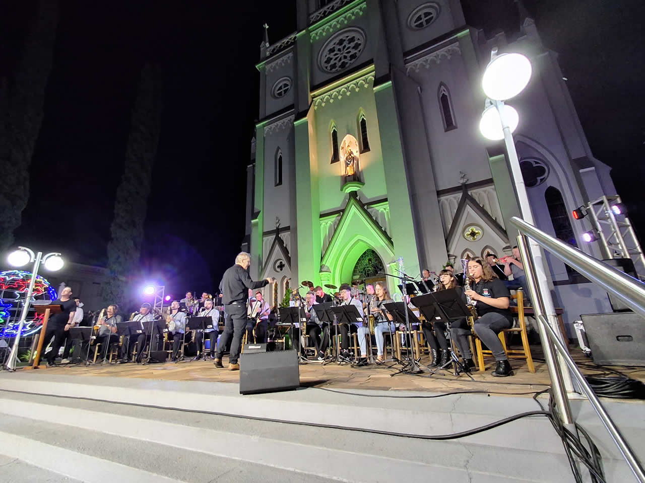 Concerto de Natal ocorre nesta quarta-feira em frente à Igreja Matriz