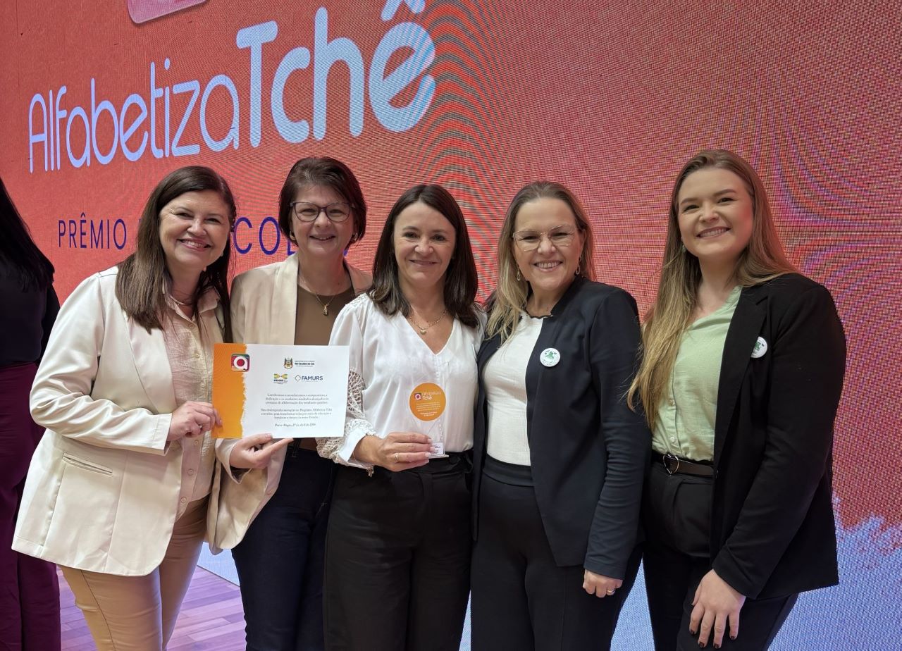 Arroio do Meio recebe Prêmio Alfabetiza Tchê em cerimônia estadual