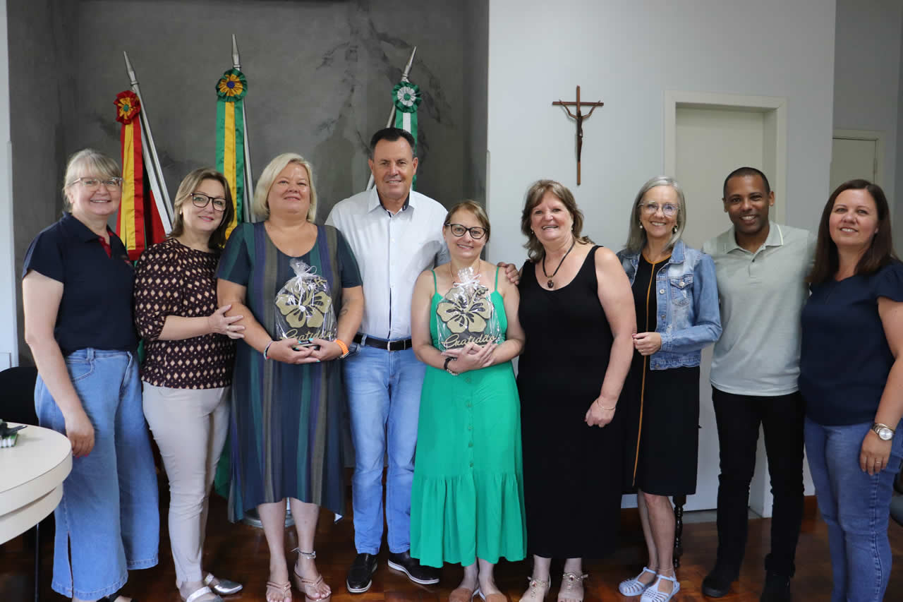 Professoras são homenageadas após se aposentarem do serviço público