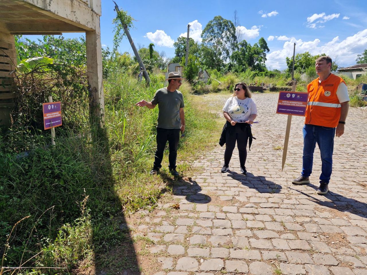 Placas sinalizam áreas interditadas e identificam imóveis incluídos em programas habitacionais