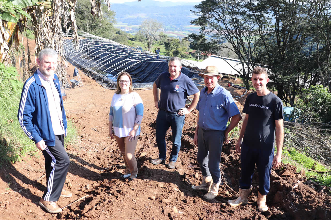 Administração auxilia produtor na construção de cisterna para 1,2 milhão de litros de água