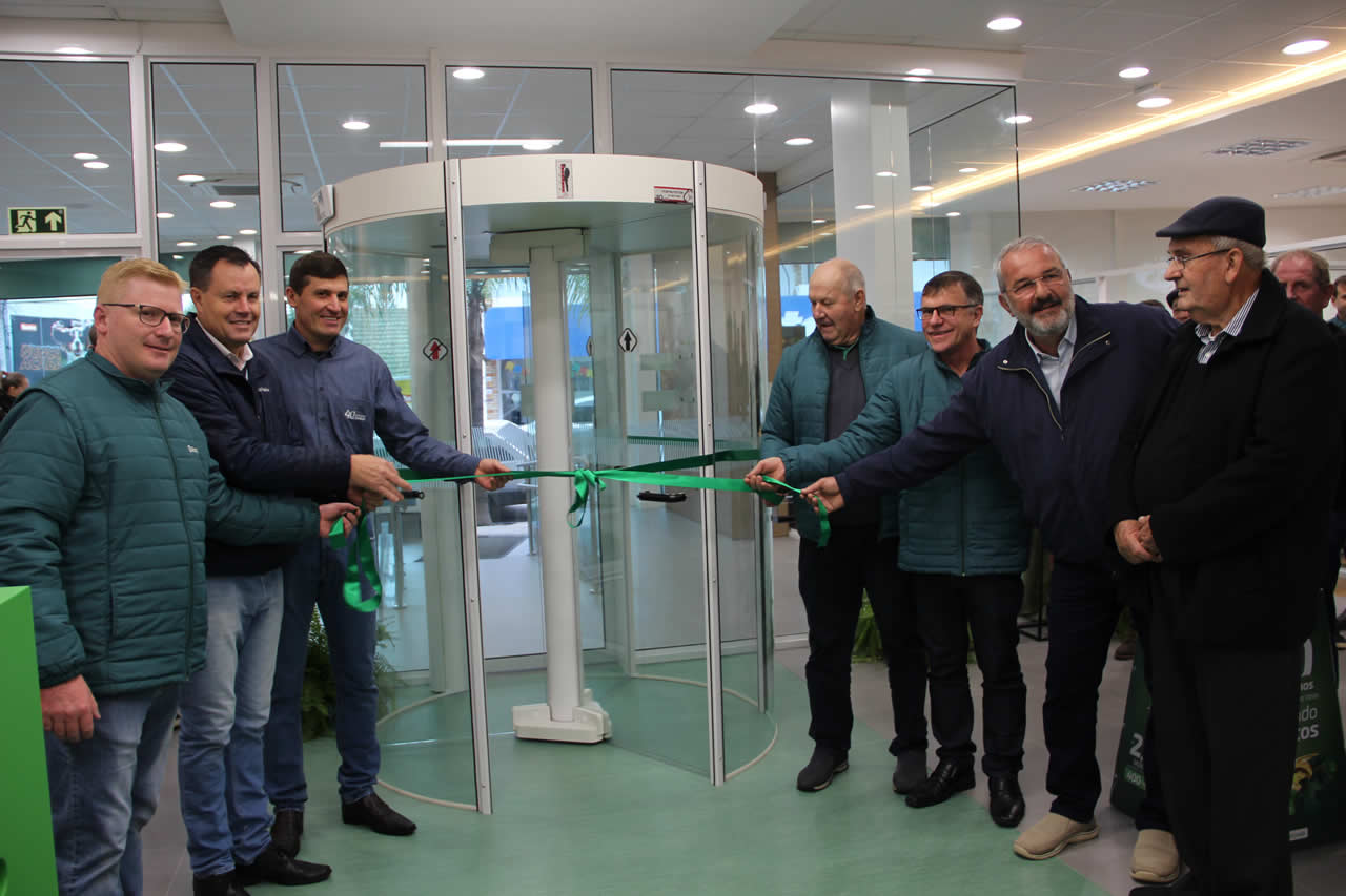 Sicredi reinaugura agência em Arroio do Meio