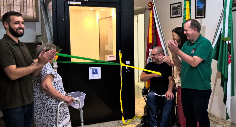 Plataforma elevatória promove inclusão no prédio administrativo