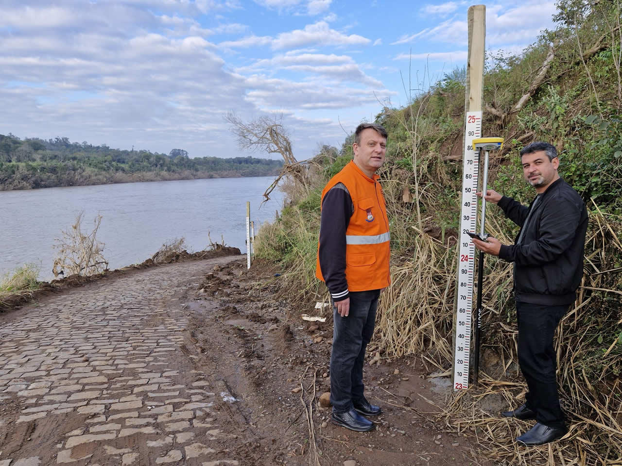 Arroio do Meio instala réguas físicas para monitorar nível do rio e reforçar sistema de alerta contra enchentes