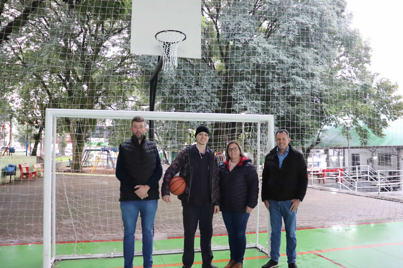 Desportistas comemoram instalação de cestas de basquete na quadra coberta