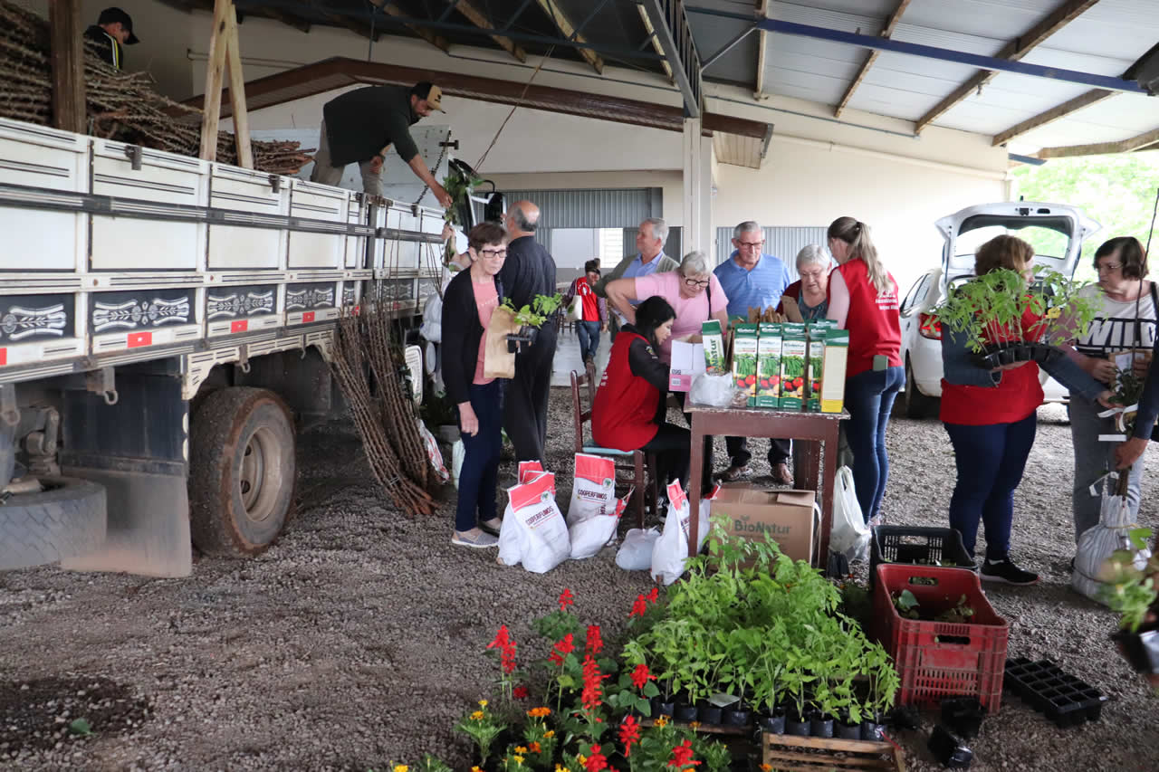 Ato marca a entrega de sementes para pequenos agricultores atingidos pela enchente