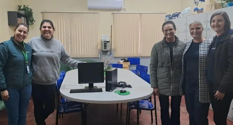 Sicredi Região dos Vales doa computadores para entidades da região