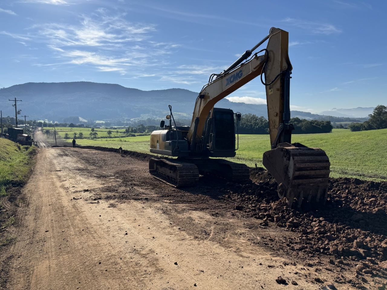 Obras de alargamento qualificam a trafegabilidade em estradas do interior