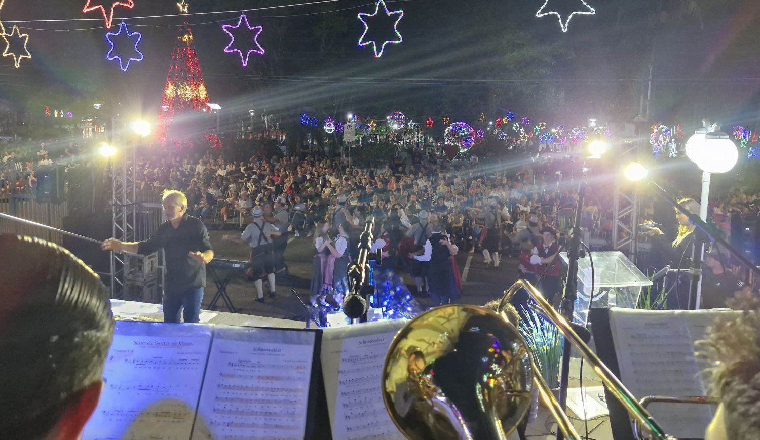 Desfile, música e luzes encantam o público
