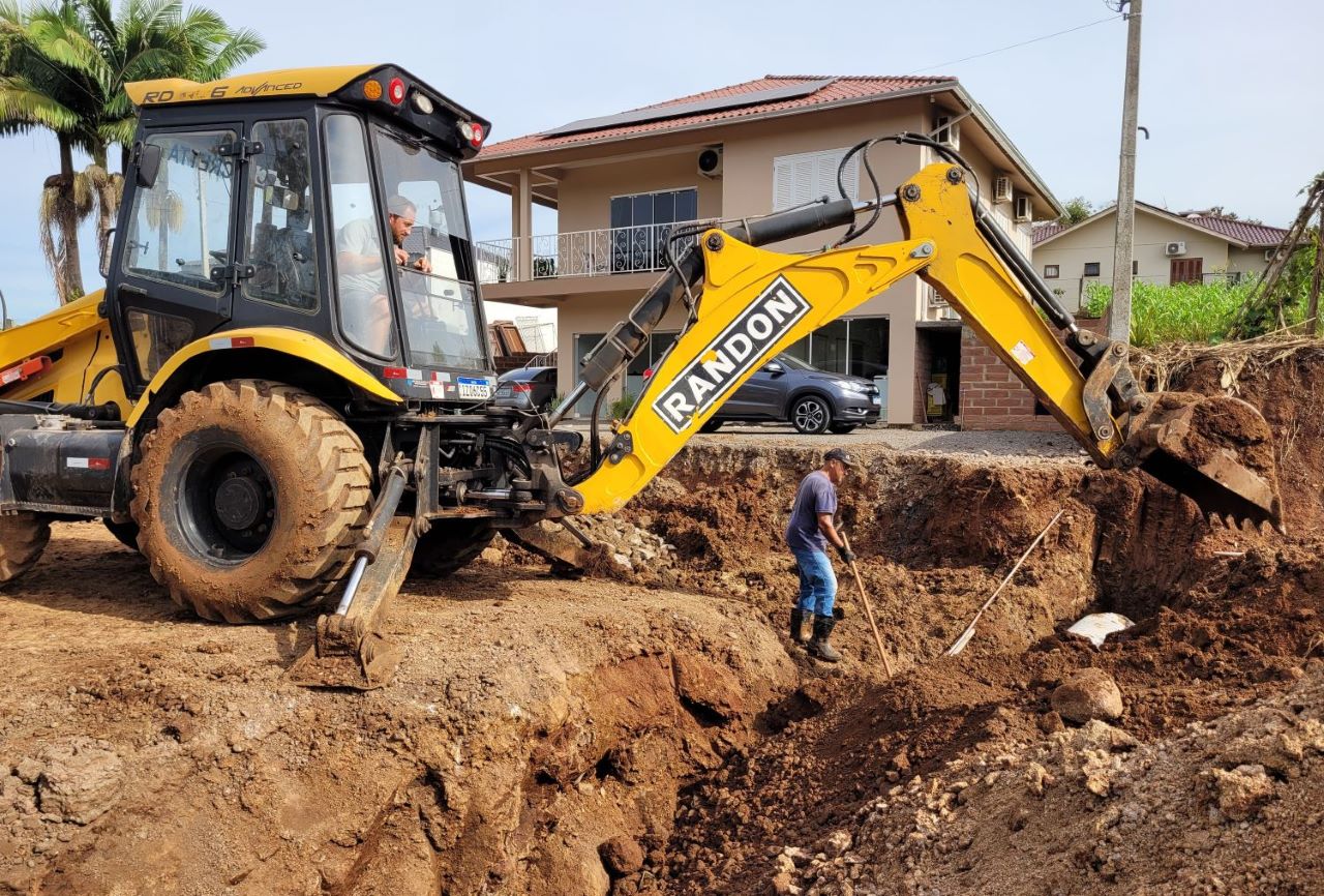 Iniciada a pavimentação na rua Otto Nos, no bairro Rui Barbosa
