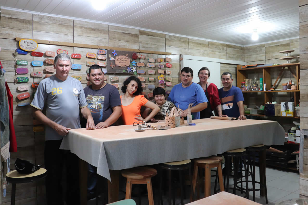 Pacientes da saúde mental recebem aulas de cerâmica