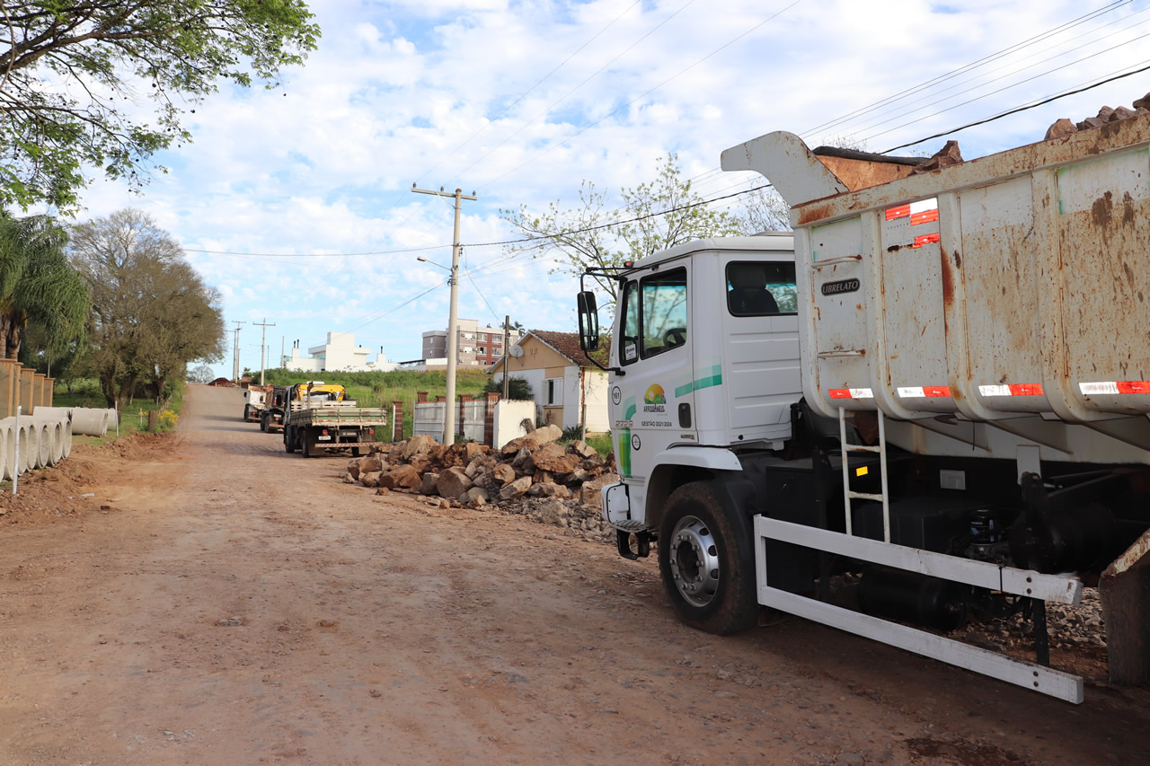 Município inicia etapa de preparação para pavimentação asfáltica na Rua Érico Veríssimo