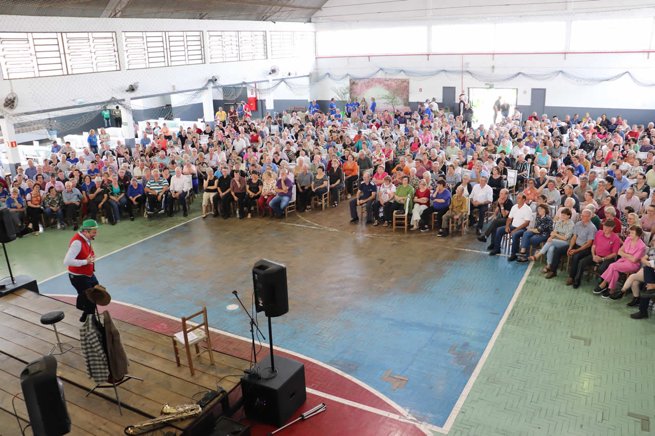 Cerca de 740 pessoas participam da Festa da Terceira Idade