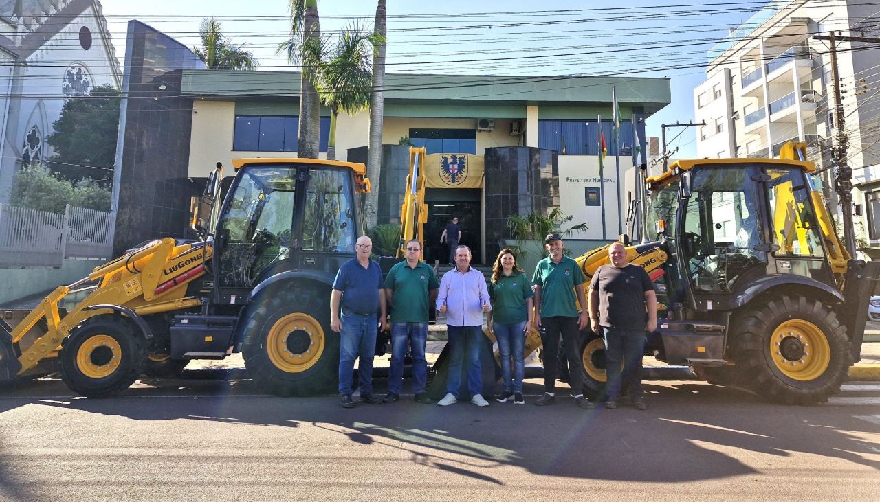 Novas retroescavadeiras reforçam o trabalho das secretarias de Obras e Agricultura