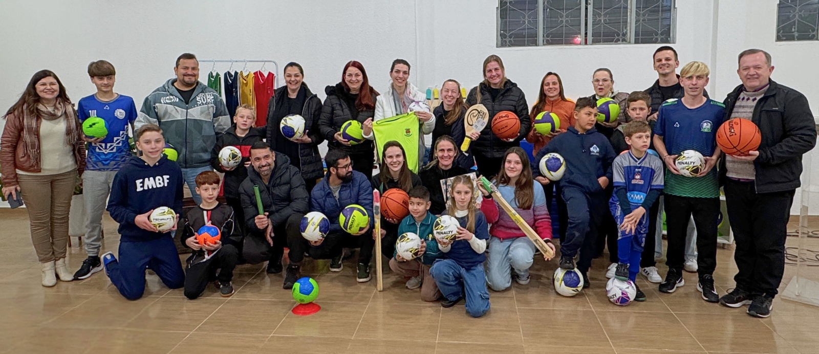 Com investimento superior a R$ 94 mil, escolas municipais recebem novos materiais esportivos