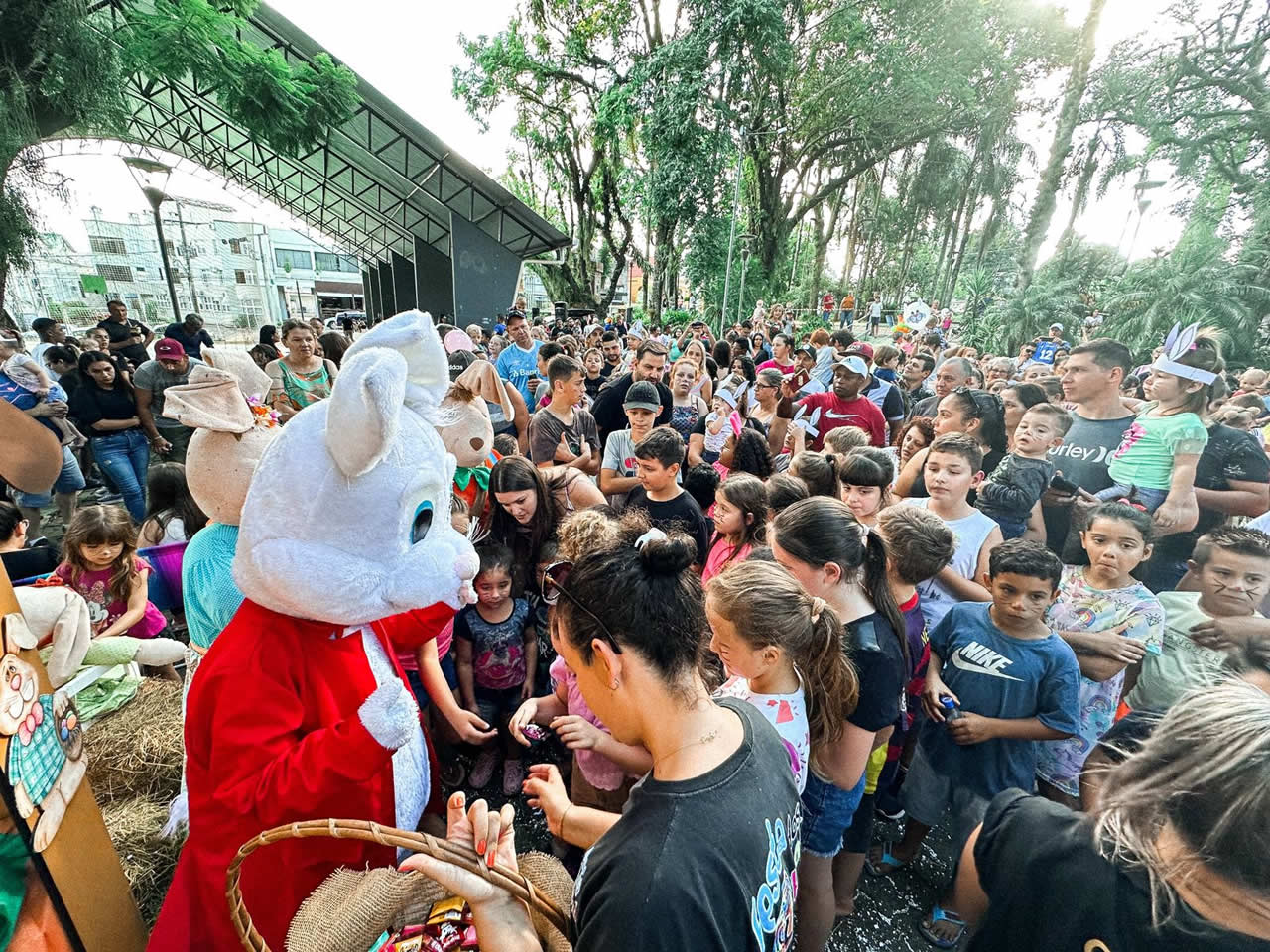 Evento de Páscoa reúne milhares de crianças na Praça Flores da Cunha