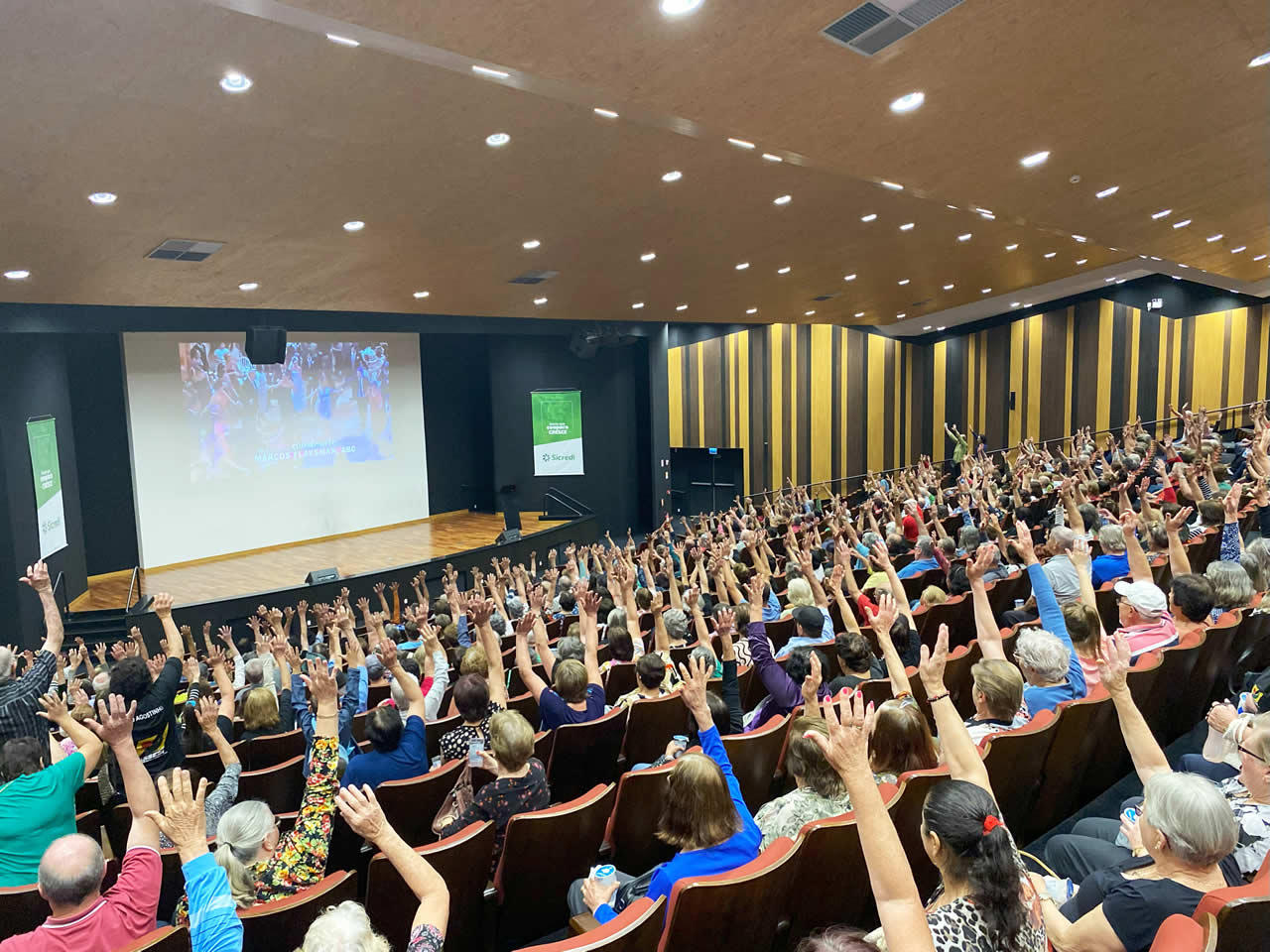 Programação Cultural reúne cerca de 900 pessoas no auditório do Sicredi Região dos Vales