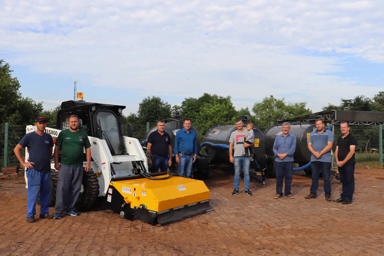 Município recebe minicarregadeira e distribuidores de esterco