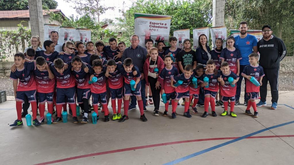 Alunos recebem fardamentos e aulas gratuitas em escolinha esportiva