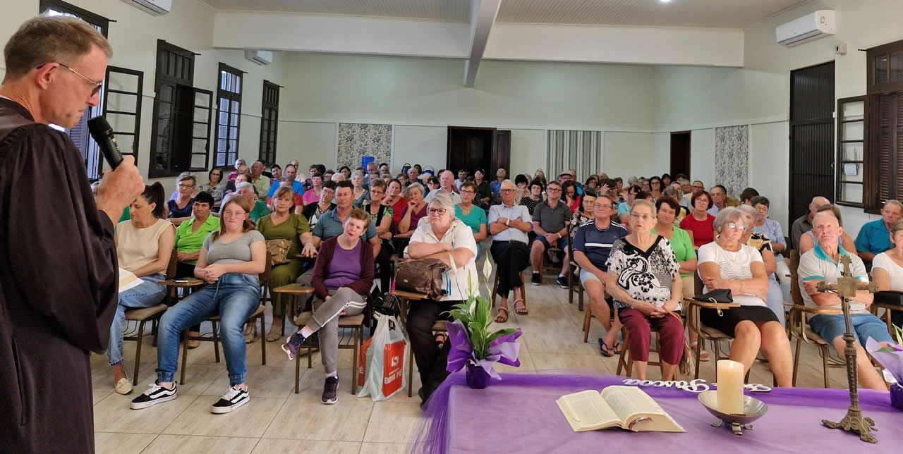 Pessoas idosas celebram Páscoa com momento de fé e integração