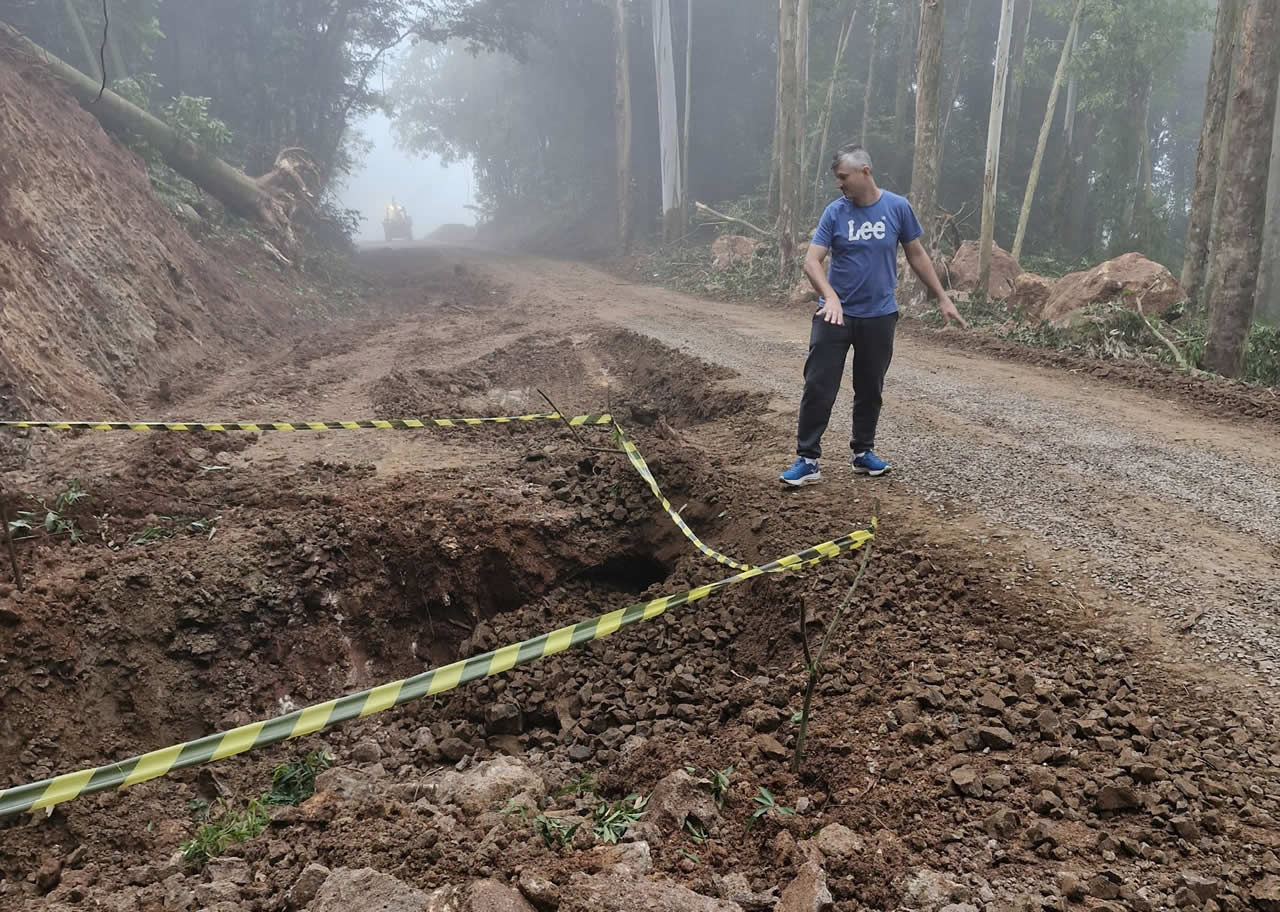 Mutirão de Máquinas recupera trecho com deslizamento em Arroio do Meio