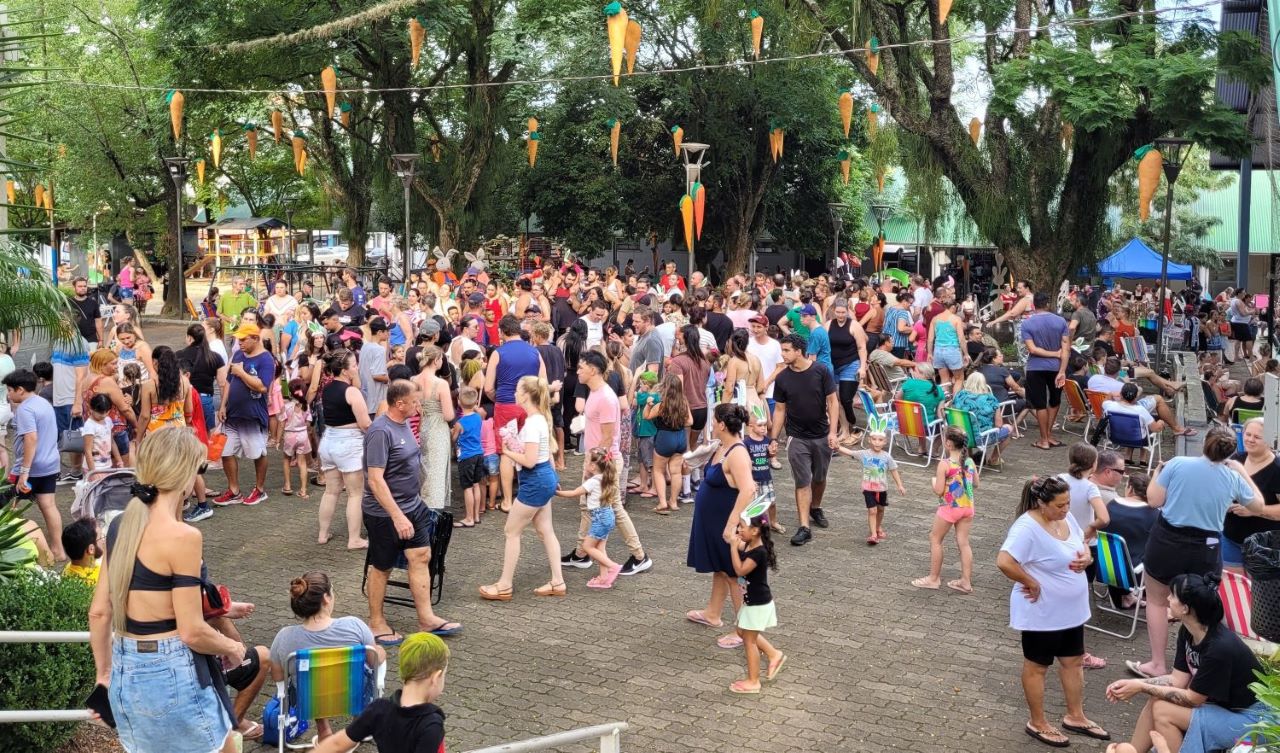 Caminhos da Páscoa na Praça reúne famílias em tarde de integração e alegria