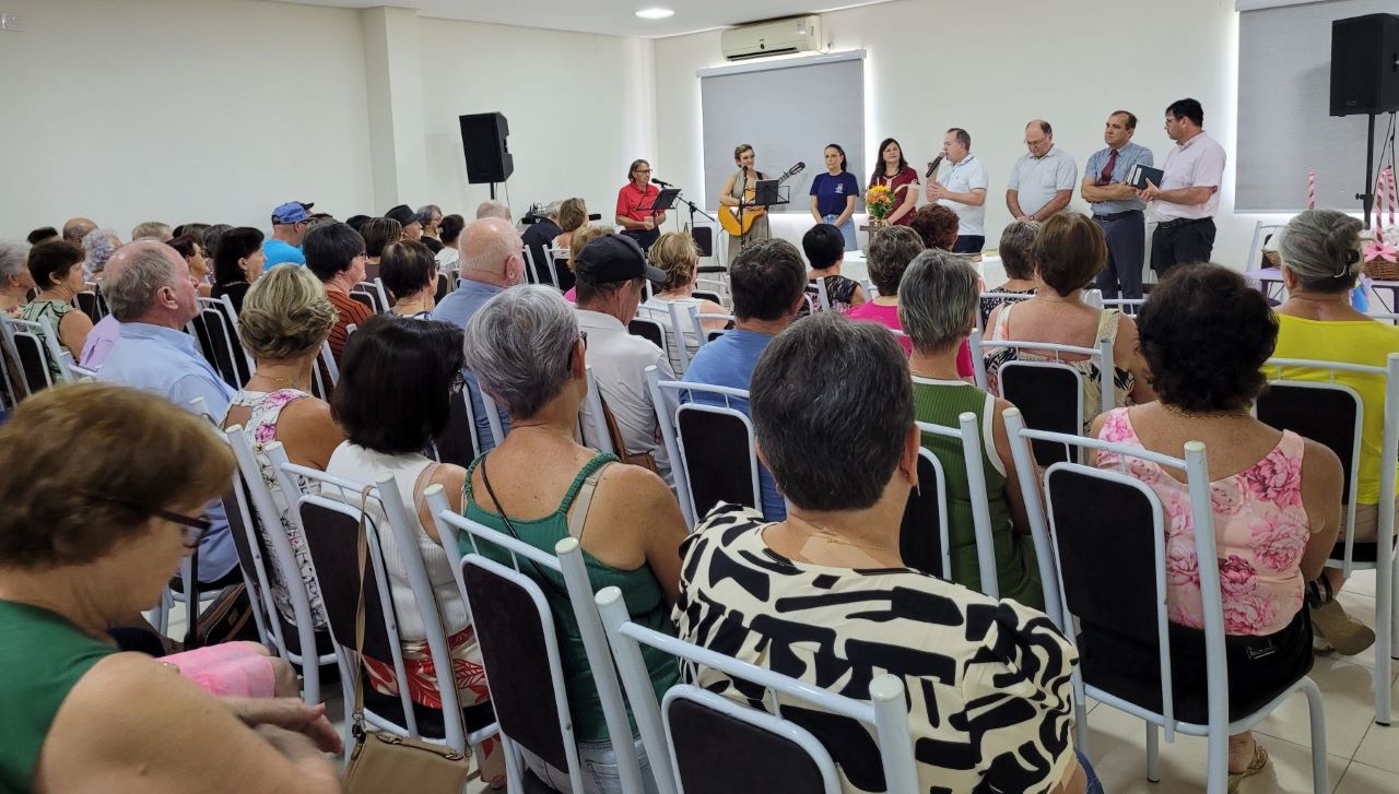 Celebração de Páscoa reúne pessoas idosas em tarde de integração e talentos