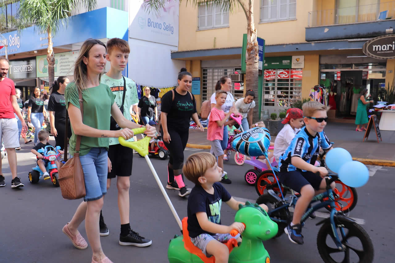 Projeto Semearte culmina com desfile das Escolas Comunitárias de Educação Infantil