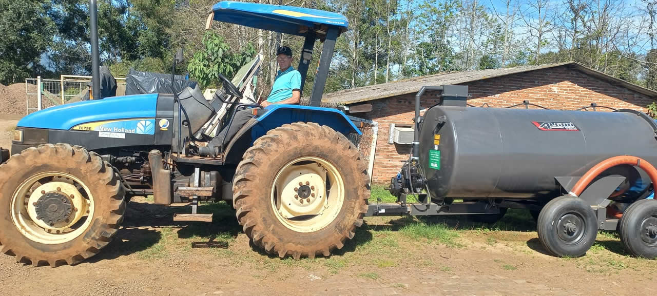 Distribuidor de esterco é entregue para a Associação de Produtores de Forqueta