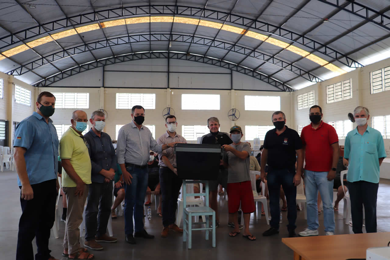 Pescadores artesanais participam de treinamento e recebem caixas térmicas